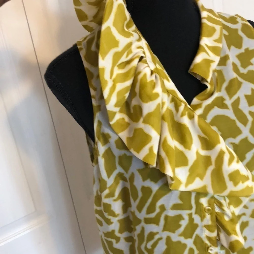 LOFT printed ruffle blouse. Size S - Picture 4 of 6